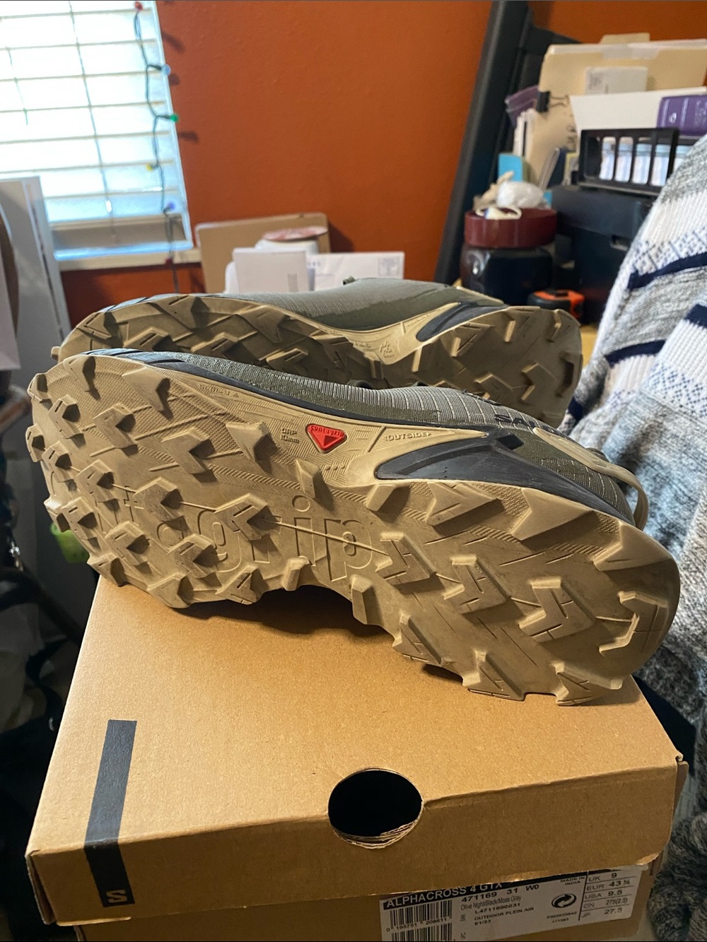 Salomon -Alphacross 4 GTX
Olive Green and Tan Trail Sneakers - Picture 3 of 7